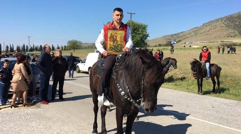 Τέμπη: Αναβίωσε το έθιμο των καβαλάρηδων για την εορτή του Αγίου Γεωργίου